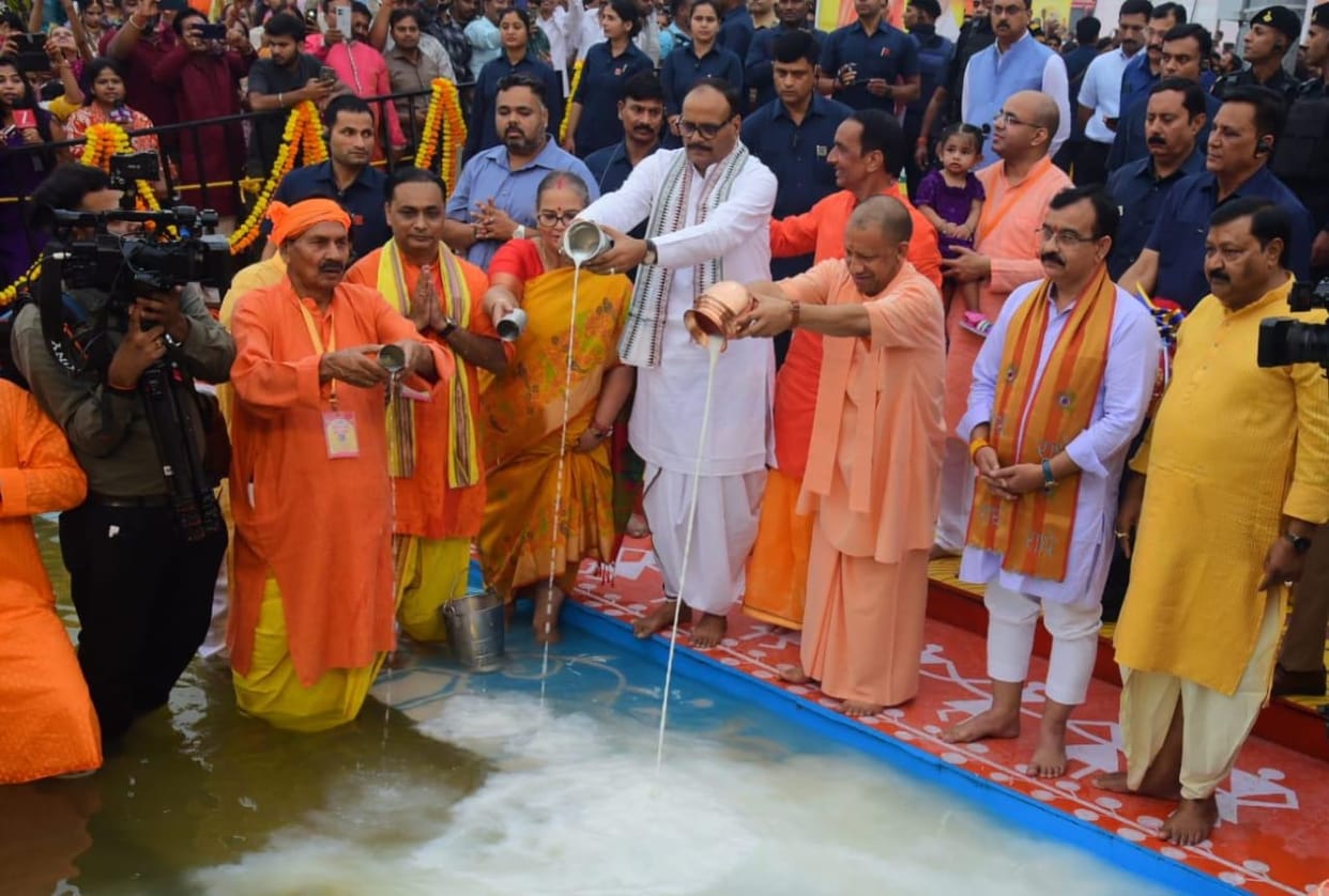 CM Yogi Adityanath offered prayer in Chhath Puja 2025.