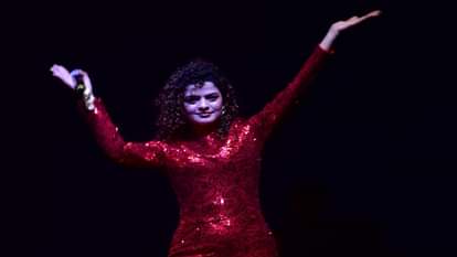 अलीगढ़ में पलक मुछाल की प्रस्तुति