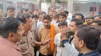 मरीज के परिजनों को समझाते पुलिस अधिकारी