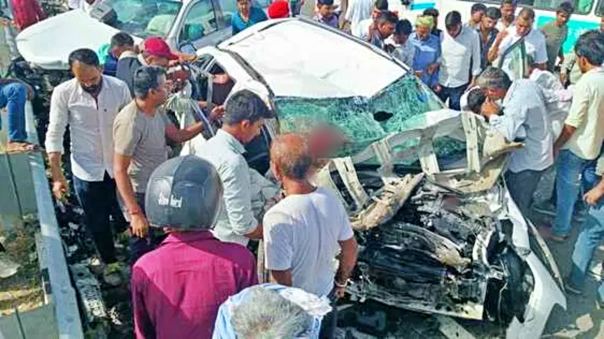 Bharatmala Expressway Accident 3 Family Members Killed 2 Injured After Fortuner Hits Car Head On