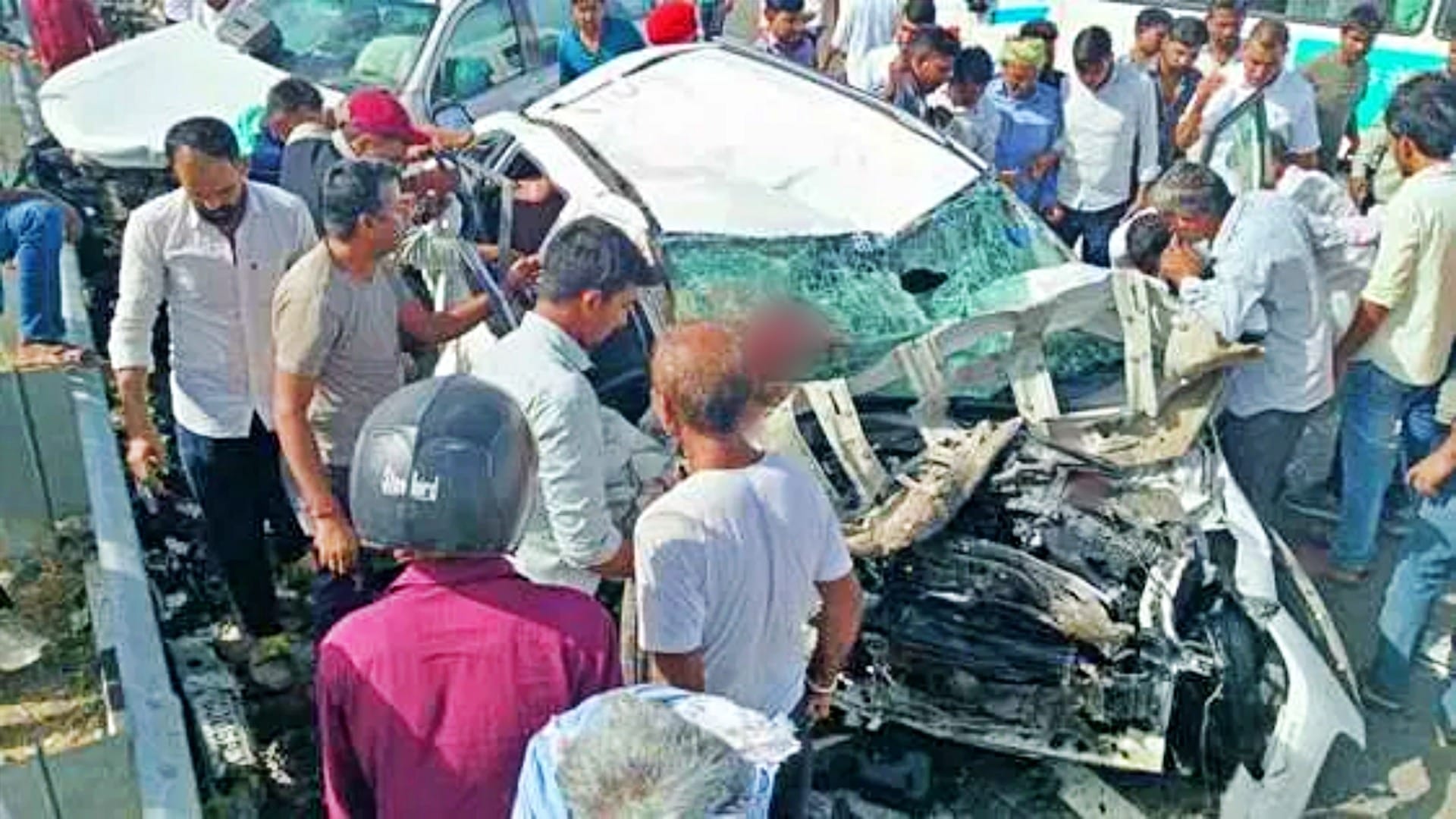 Bharatmala Expressway Accident 3 Family Members Killed 2 Injured After Fortuner Hits Car Head On