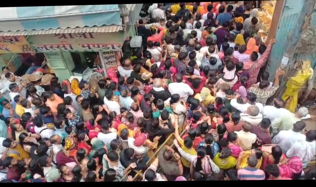 huge crowd of devotees gathered at Banke Bihari temple in vridavan in mathura