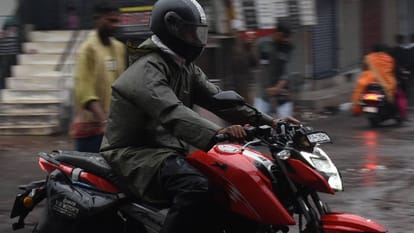 Montha's impact: Heavy rain warnings in these Uttar Pradesh districts today, mercury plummets in Lucknow and o