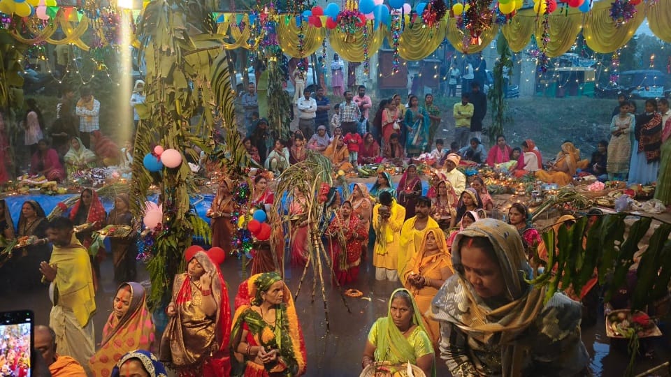 Chhath Mahaparva concluded Devotees in Chandigarh offered prayers to rising sun