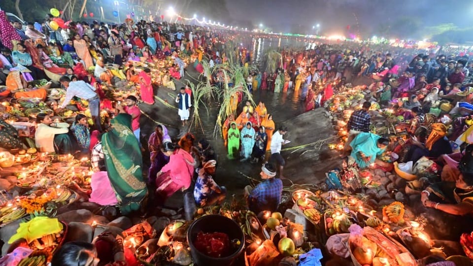 Chhath Mahaparva concluded Devotees in Chandigarh offered prayers to rising sun