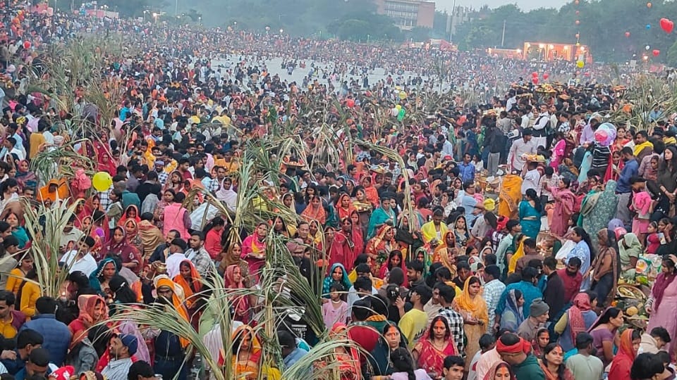 Chhath Mahaparva concluded Devotees in Chandigarh offered prayers to rising sun