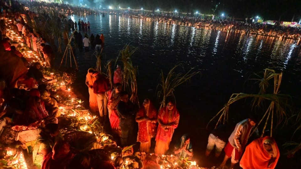 Chhath Mahaparva concluded Devotees in Chandigarh offered prayers to rising sun
