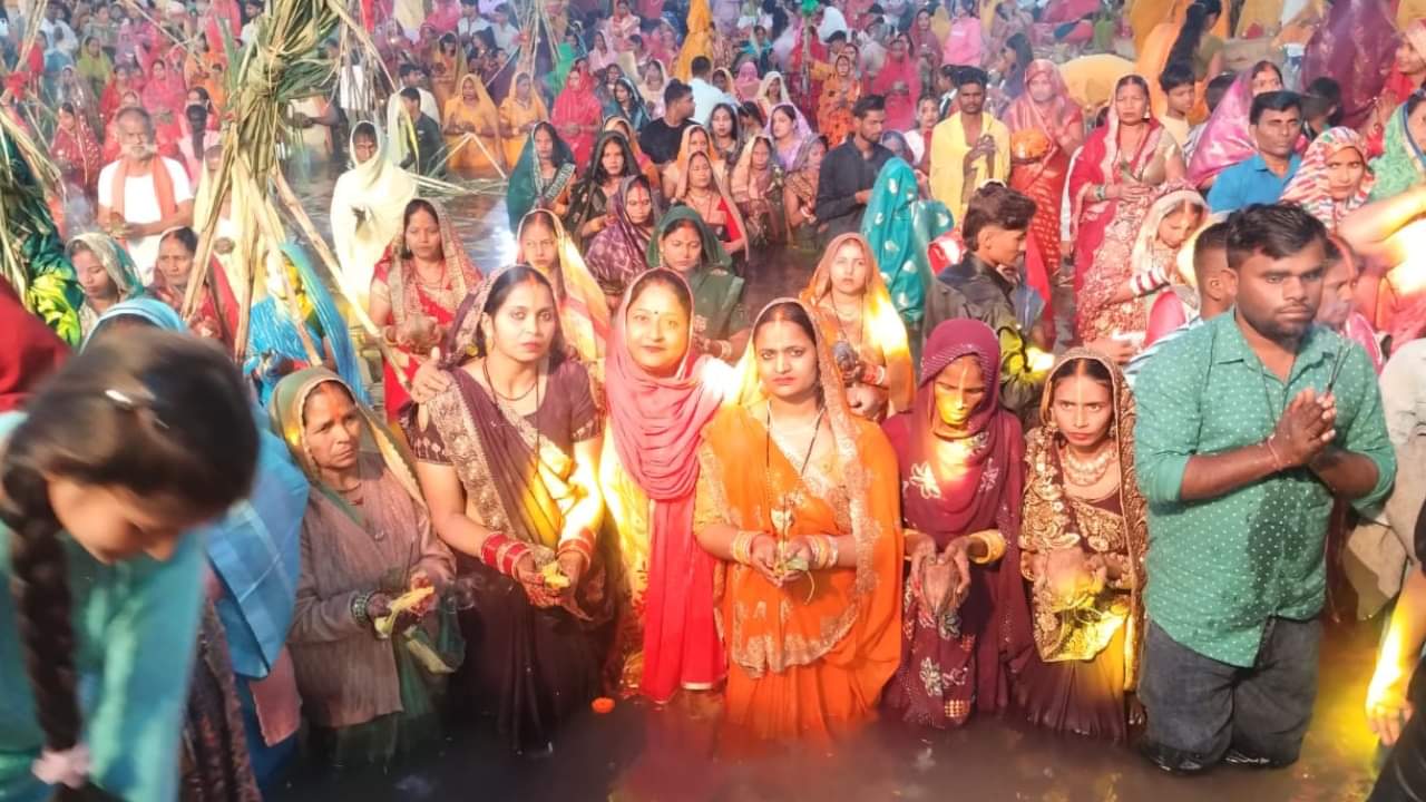 व्रतियों ने उगते सूर्य को दिया अर्घ्य