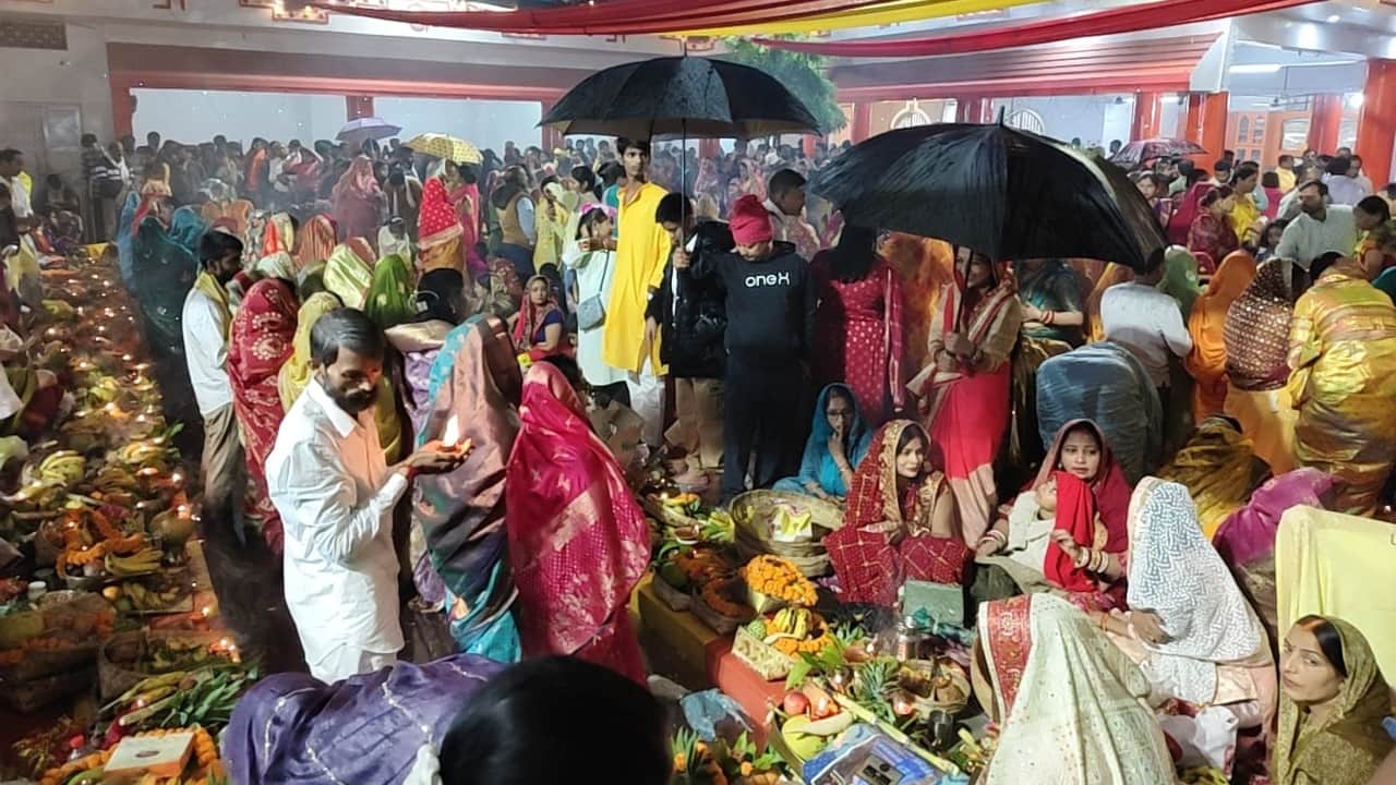 Chhath puja 2025 Women Devotees to Offer Arghya to Rising Sun at Chhath Ghats in Bareilly
