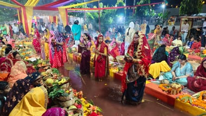 बरेली में छठ पूजा करतीं व्रती महिलाएं