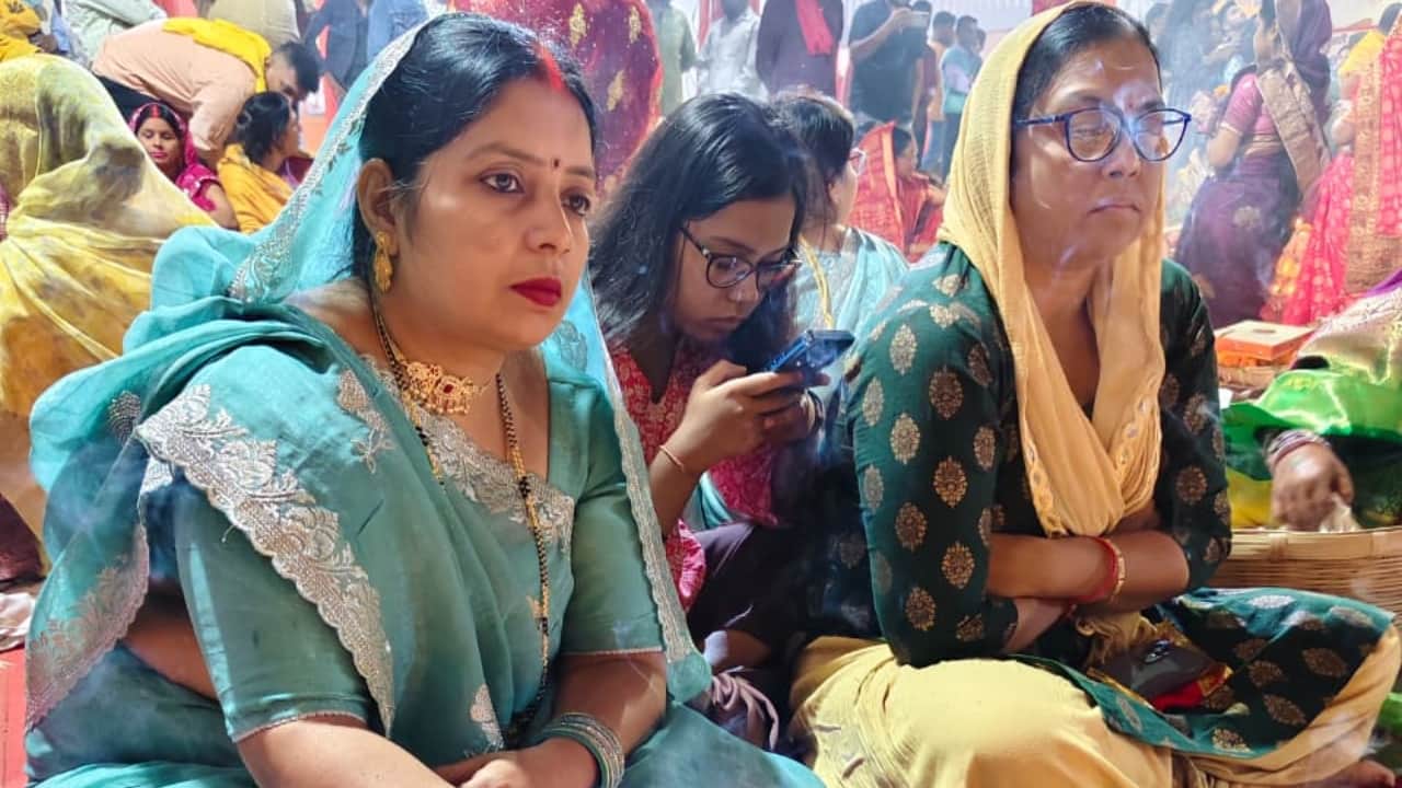 Chhath puja 2025 Women Devotees to Offer Arghya to Rising Sun at Chhath Ghats in Bareilly