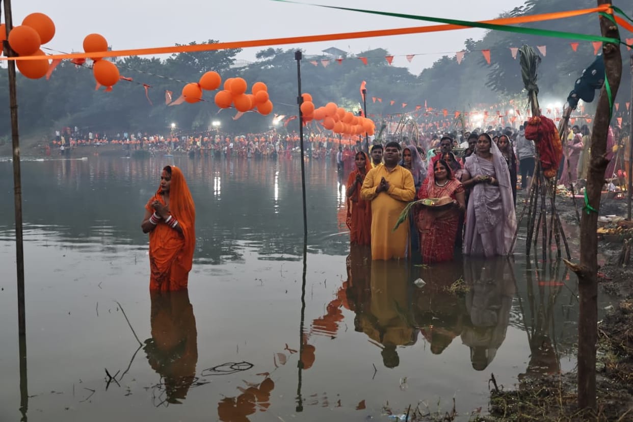 Indore News: Chhath festival concludes with offerings to the rising sun in Indore, worship takes place at 150