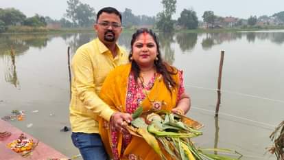 छठ पूजा करतीं वासव दत्ता।