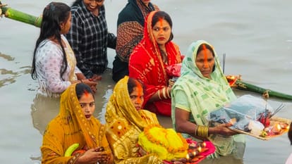 Mahaparva Chhath Ghats of Purvanchal become confluence of folk tradition and devotion wishing happiness
