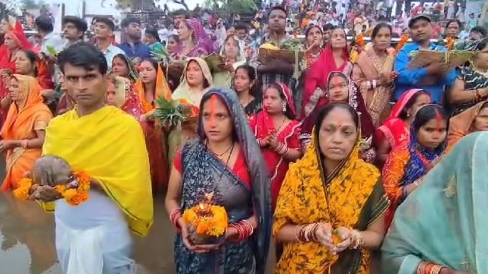 गाजियाबाद में छठ पर्व पर हिंडन छठ घाट पर सूर्योदय का जलाभिषेक करने हिंडन नदी में खड़े श्रद्धालु