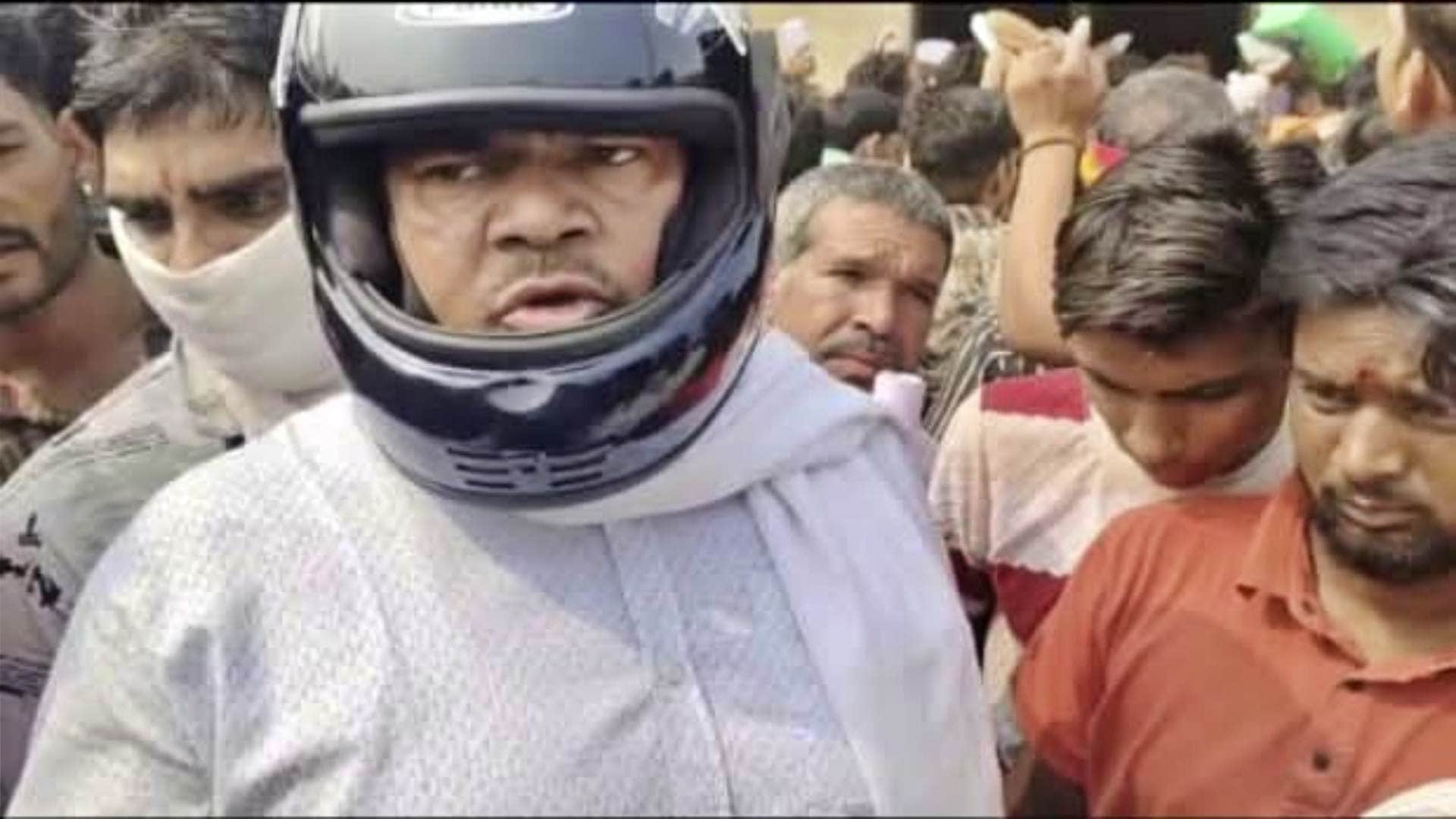 हेलमेट लगाए विधायक कैलाश कुशवाह।