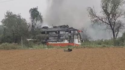 Rajasthan News: जयपुर में हाईटेंशन लाइन से टकराकर जल उठी बस, दो की मौत, 12 से ज्यादा लोग झुलसे
