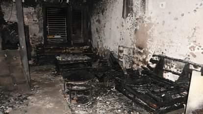 इको टाउन स्थित घर में आग लगने से खाक हुआ सामान।