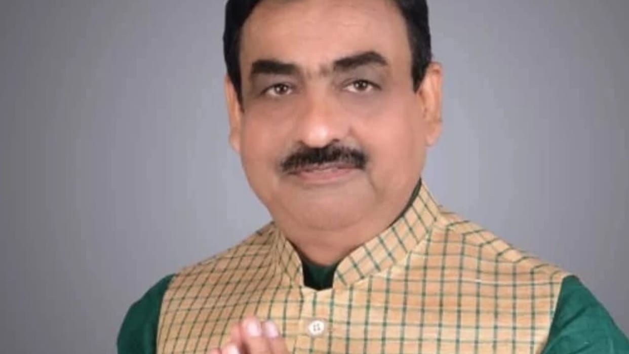 Bihar Election: JDU candidate threatens to demolish RJD candidate's hotel with a bulldozer!