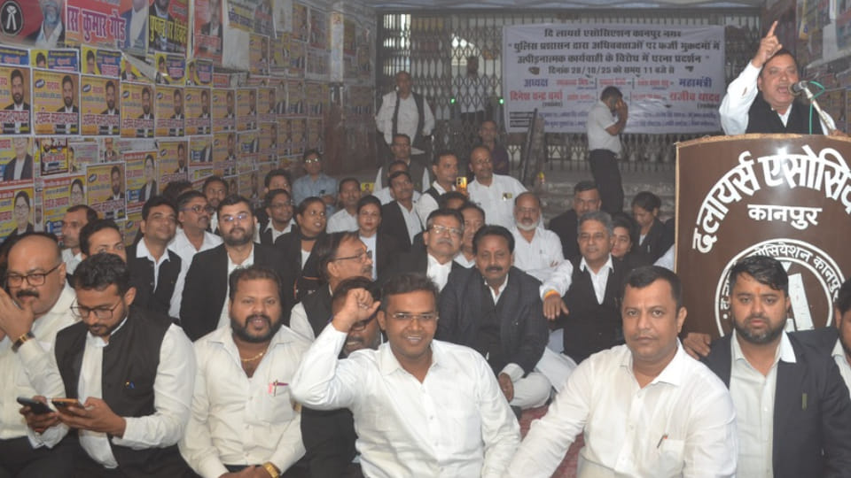 Kanpur: Advocate stage protest against filing of fake cases