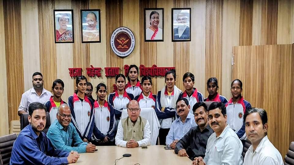 कुलपति प्रो. एनबी सिंह के साथ तलवारबाजी टीम