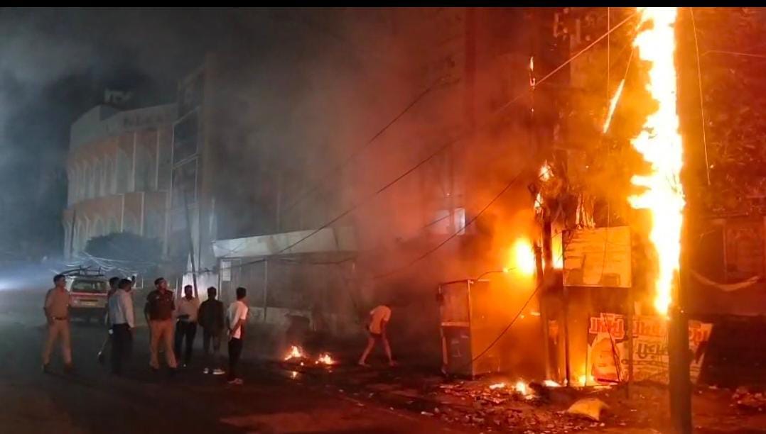 Kanpur fire broke out in kiosk near Heer Palace Talkies police brought it under control before fire brigade