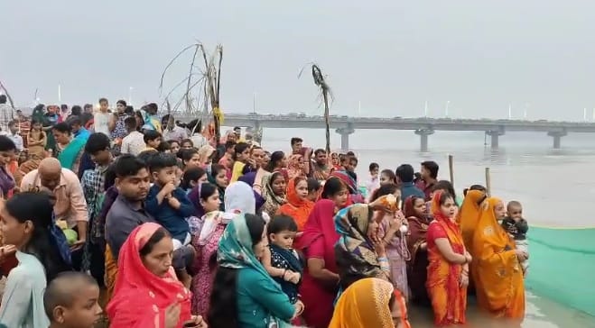 Kanpur Women offered prayers to the setting sun on the banks of the Ganges River singing traditional songs