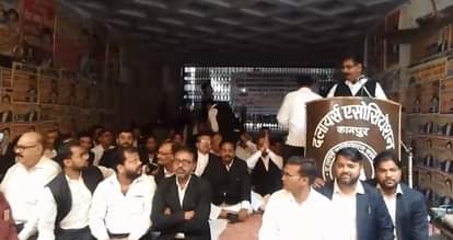 न्याय भवन के बाहर अधिवक्ताओं का जमावड़ा