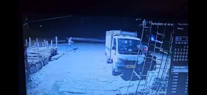 रावतपुर में चापड़ से घायल एलएलबी छात्र भागते हुए वीडियो सीसीटीवी में हुआ कैद