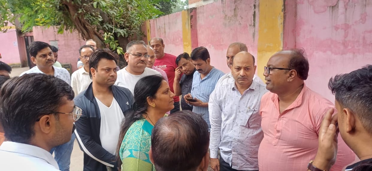 Kanpur Kill yourself or your parents and sister student commits suicide by writing suicide note on mobile