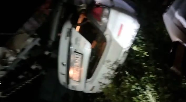 Banda Uncontrolled car collided with transformer three injured admitted to CHC power outage throughout night