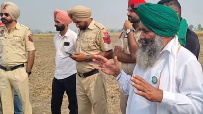 किसानों ने किया अधिकारियों का घेराव।