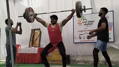 काशी सांसद खेलकूद के भारोत्तोलन में हिस्सा लेते खिलाड़ी।