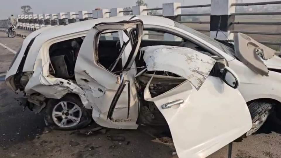 क्षतिग्रस्त कार।