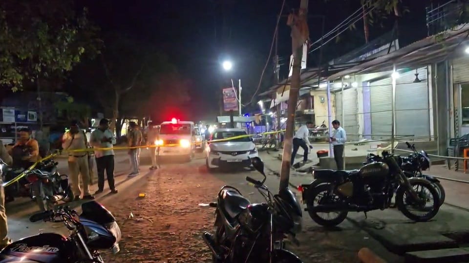 Indiscriminate firing took place in front of Tiwari Hotel two people injured in the firing in Bilaspur