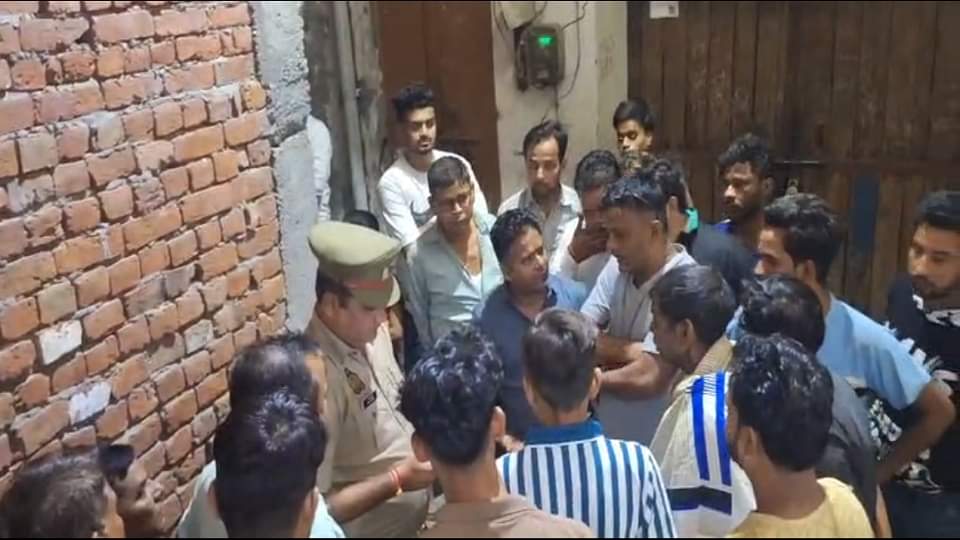 मौके पर पुलिस और स्थानीय लोग
