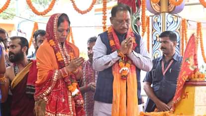 मुख्यमंत्री विष्णुदेव साय और उनकी पत्नी