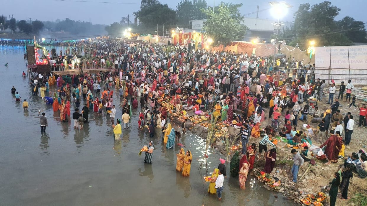 Chhath Puja 2025: Devotees Offer Morning Arghya to Rising Sun, Conclude Four-Day Festival with Faith and Joy