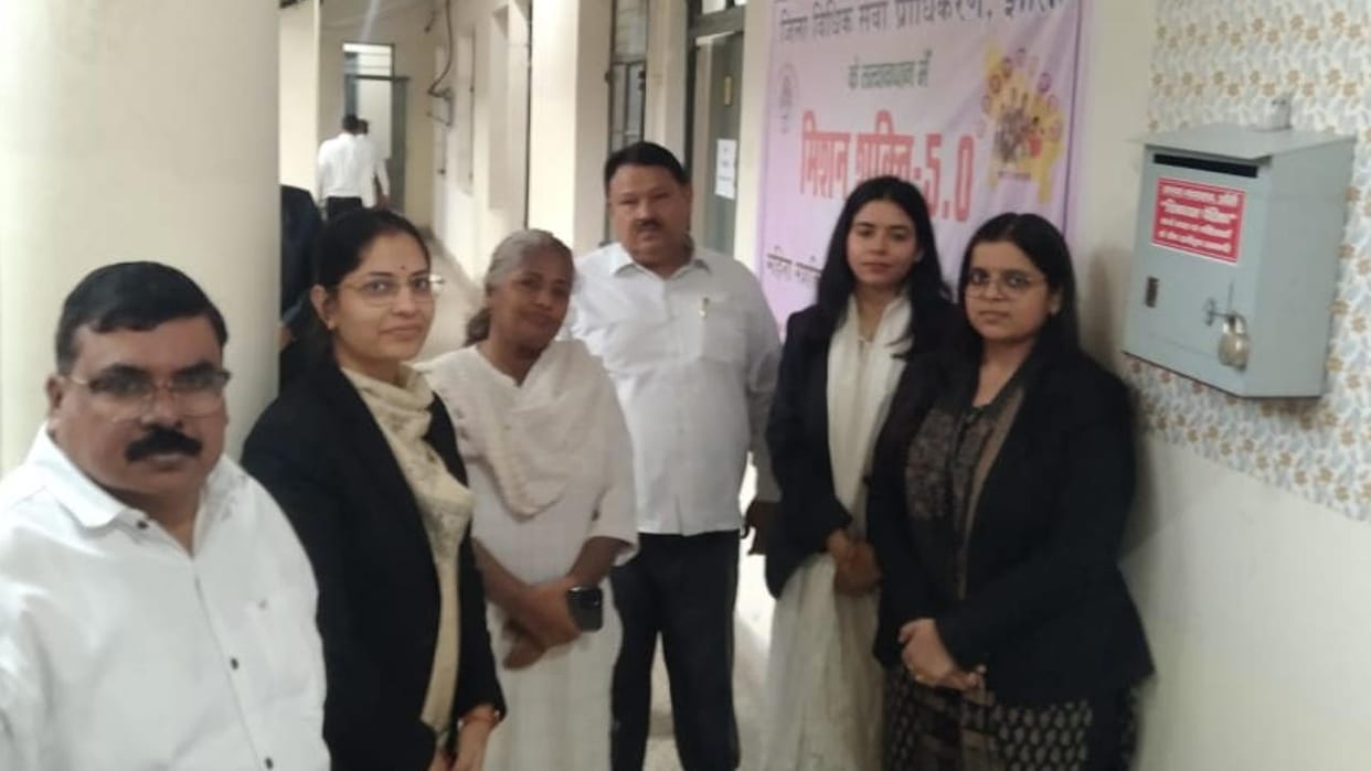 Jhansi: District Judge unveiled the complaint box in the court premises.