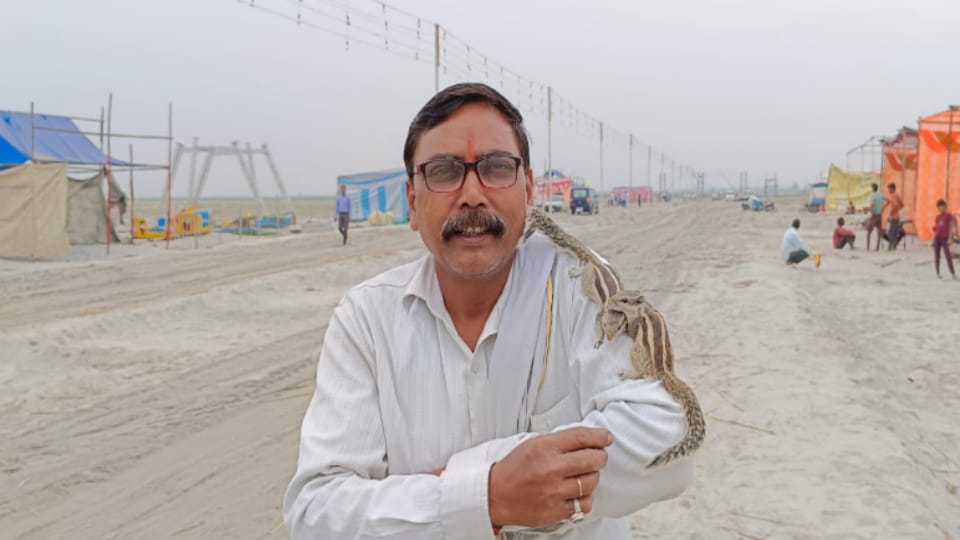 Unique Bond: Two Squirrels Stay With Chetan for Six Months in Hastinapur Fair