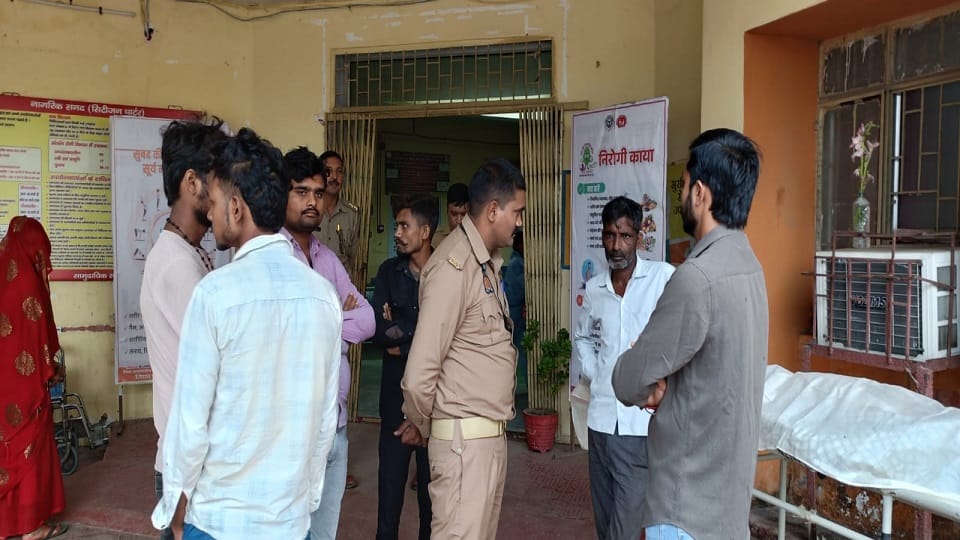 young man died while watching his mobile phone in Mainpuri