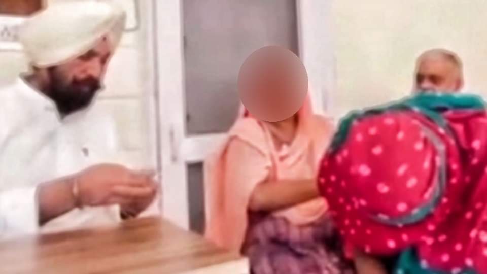 एमएलए कुलवंत सिद्धू को अपना दर्द बयान करती लड़की।