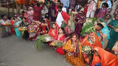 रामपुर रोड स्थित छठ पूजा स्थल पर नहर के गंदे पानी में खड़ी महिलाएं।