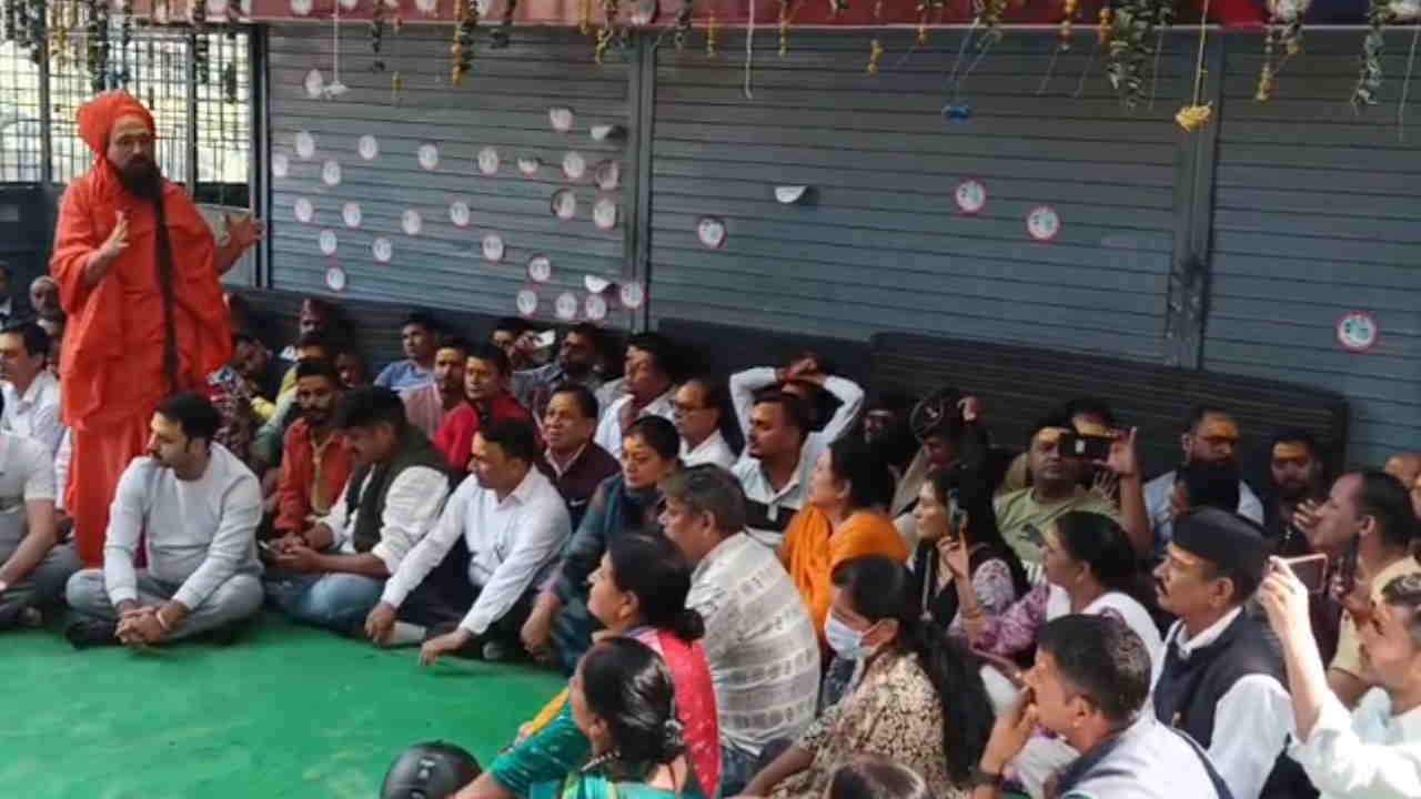 ऋषिकेश में लोगों का प्रदर्शन