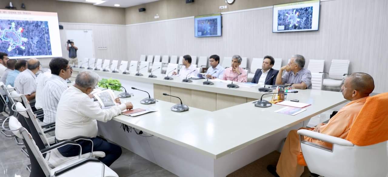 सीएम योगी की समीक्षा बैठक।