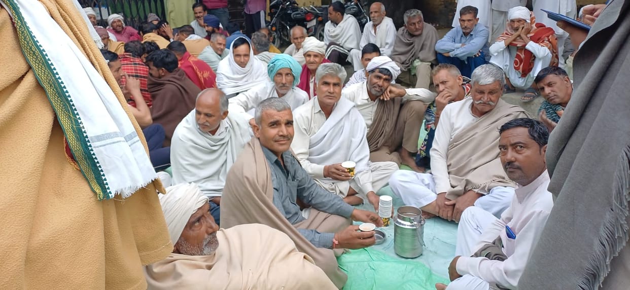 Fertilizer crisis in Nakur: Farmers from 12 villages camp outside society gate overnight for one bag of DAP