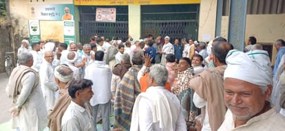 Fertilizer crisis in Nakur: Farmers from 12 villages camp outside society gate overnight for one bag of DAP