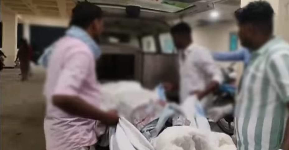 शव ले जाते परिजन