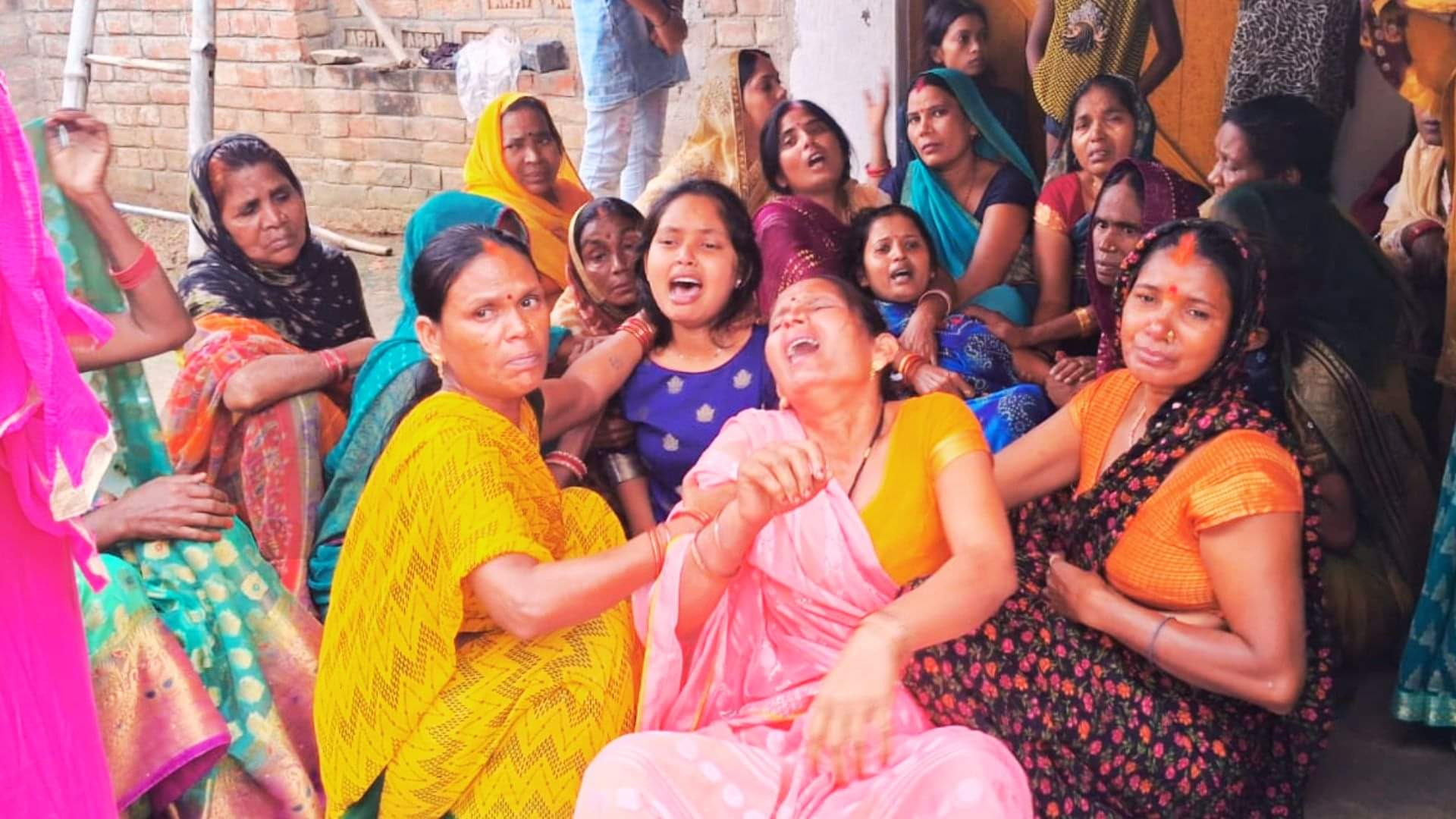 विलाप कर रही महिला।