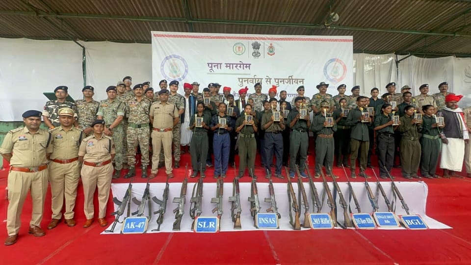 21 Naxalites disillusioned with red terror again surrender with 18 weapons in Kanker
